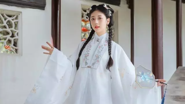 How to Choose the Right Hanfu According to Your Body Type: A Beginner's Guide
