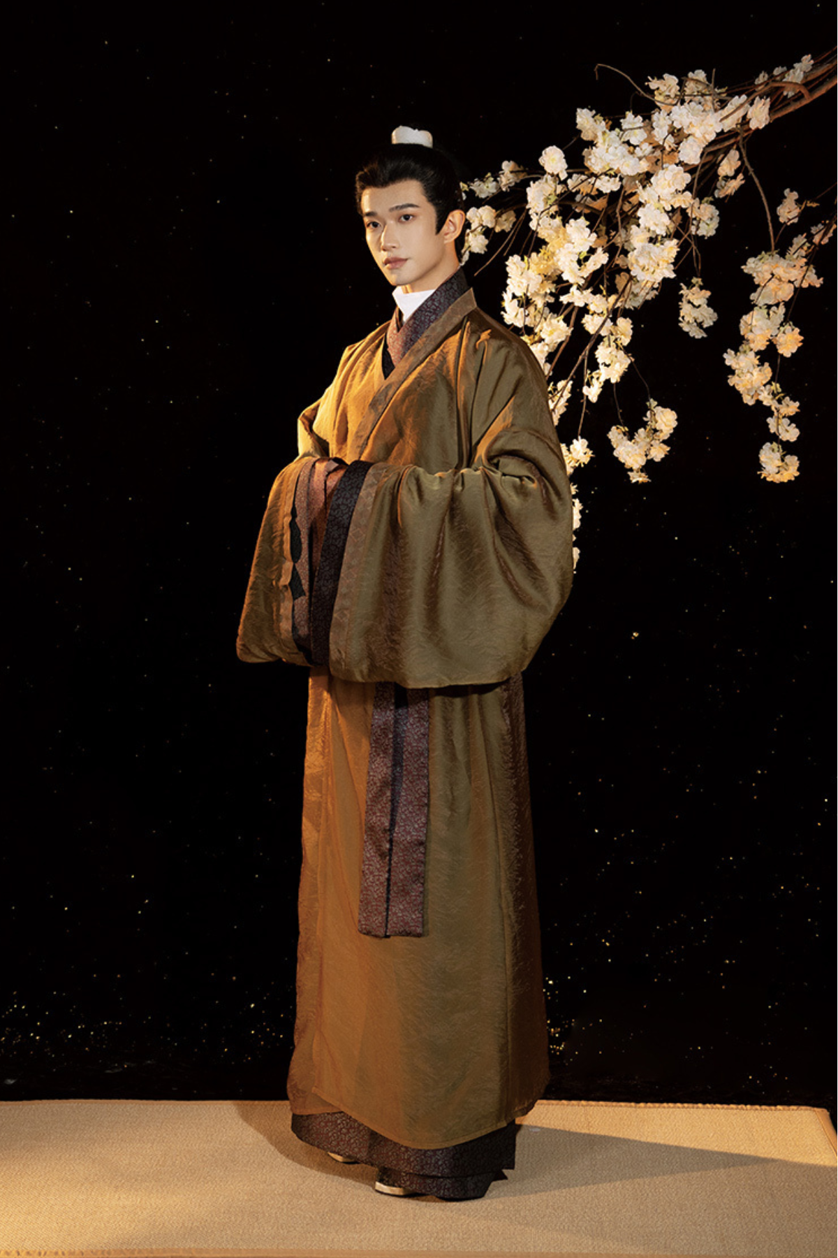 Ху По 琥珀 Янтарный мужской халат Чжиджу, восстановленный во времена династии Хань