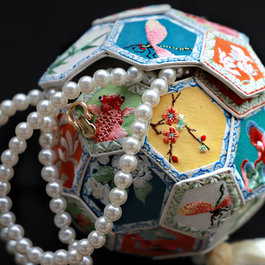 Tóu 骰 Кошелек-сфера с вышивкой в виде кубиков