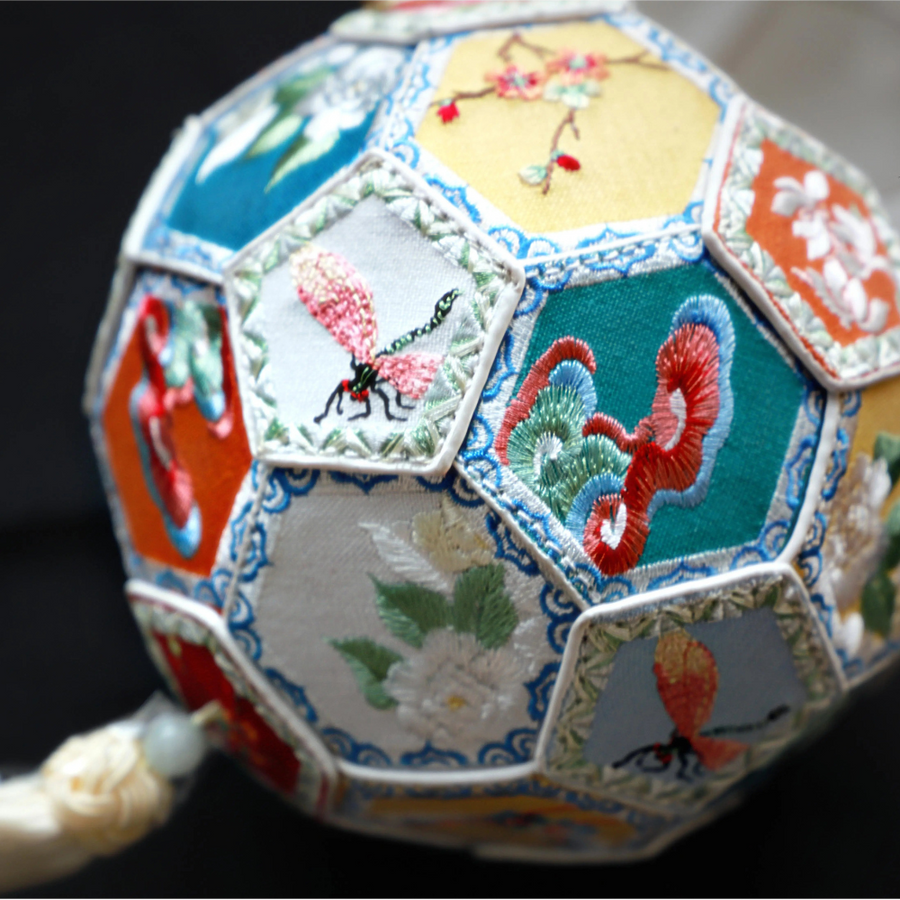 Tóu 骰 Кошелек-сфера с вышивкой в виде кубиков