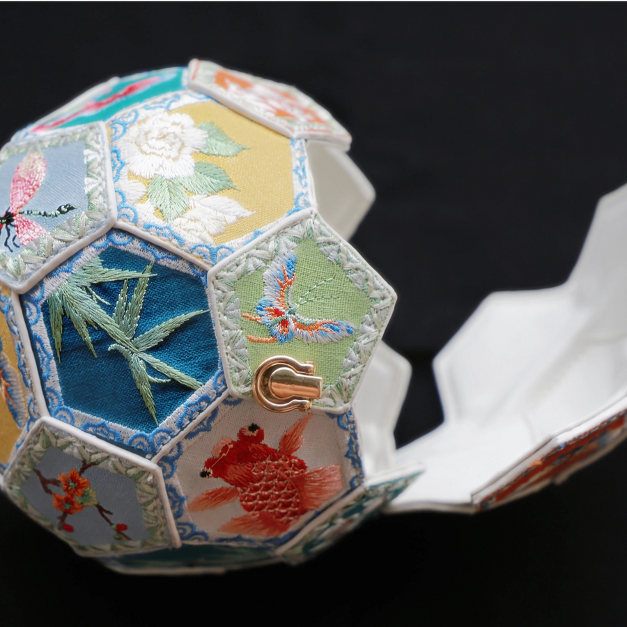 Tóu 骰 Кошелек-сфера с вышивкой в виде кубиков