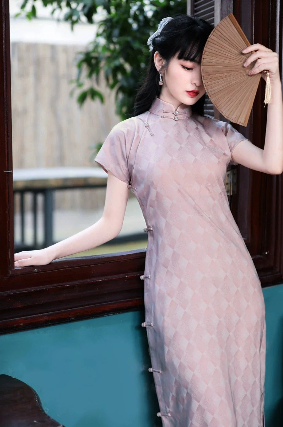 Manchan 曼婵 Qipao d’été rose en satin à motifs des années 1930