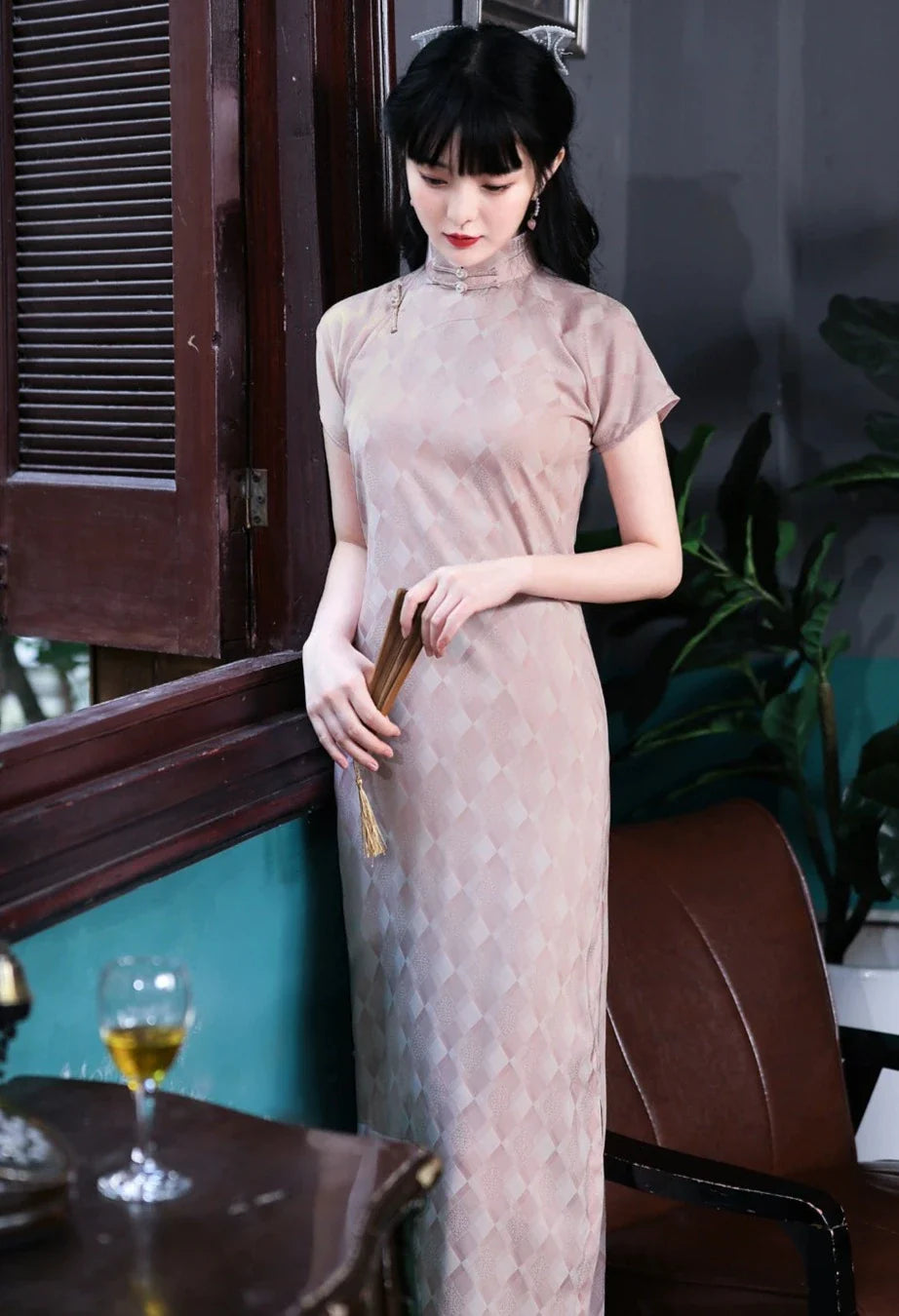 Manchan 曼婵 Qipao d’été rose en satin à motifs des années 1930