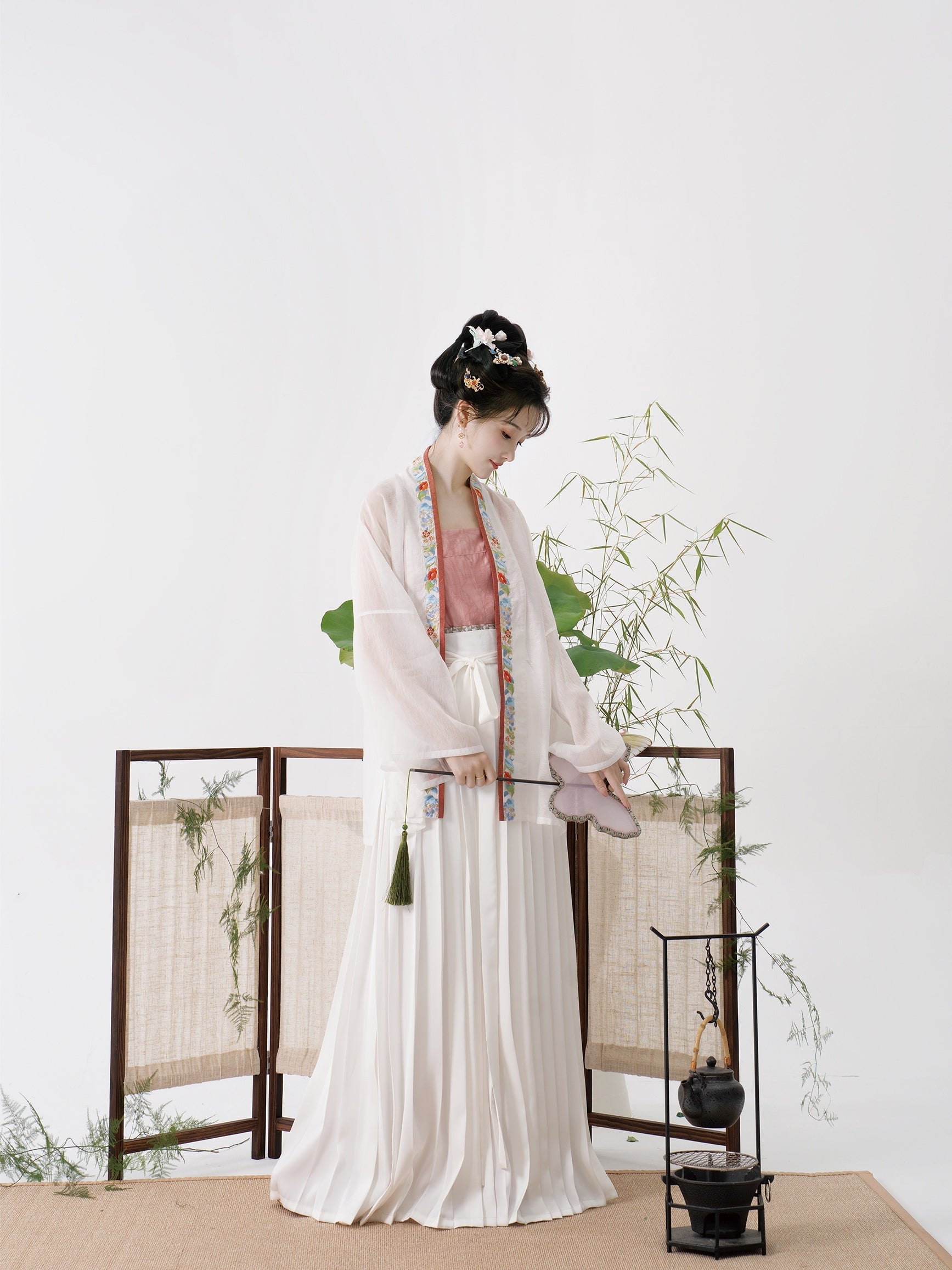 Yi Tiao 一条 Single Strip Song Dynasty Embroidered Floral Duanshan Short Top