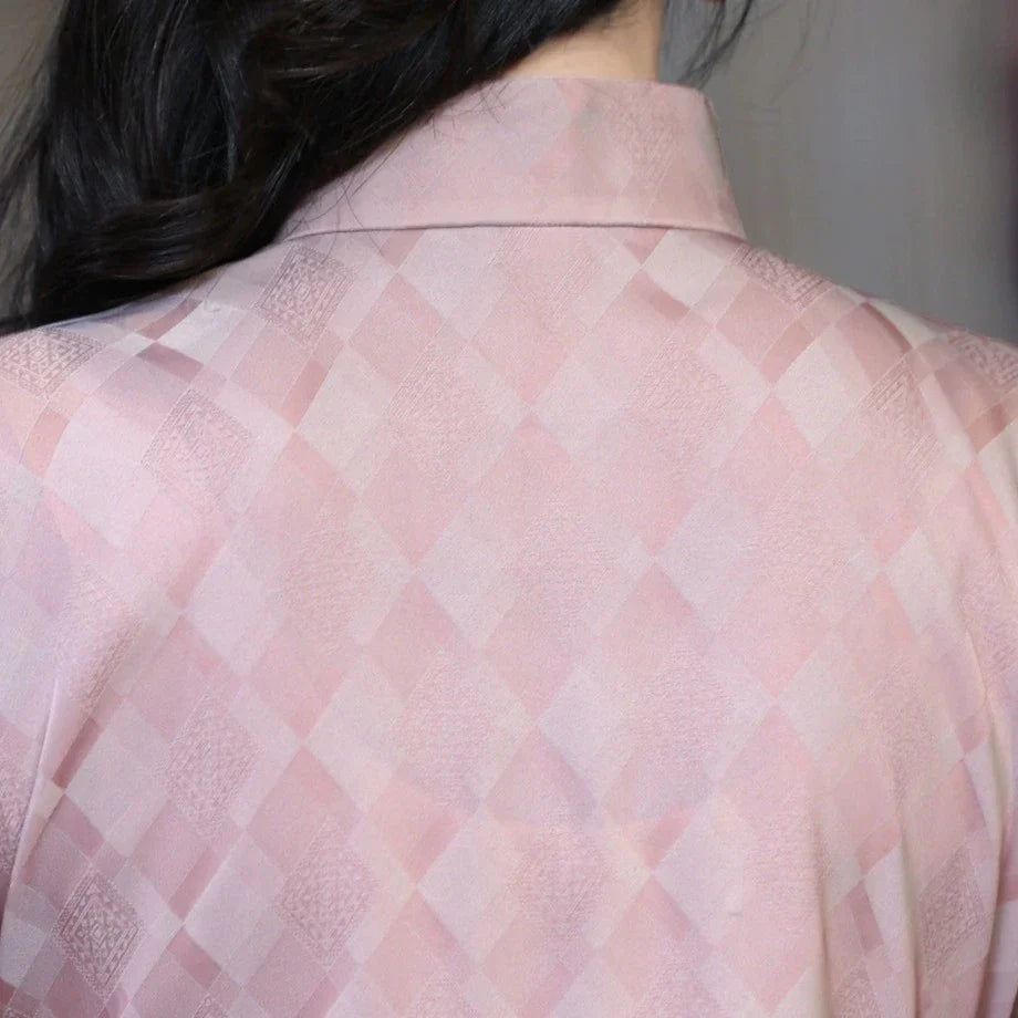 Manchan 曼婵 Qipao d’été rose en satin à motifs des années 1930