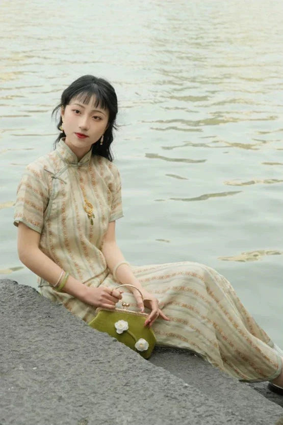 Цай Цао 采草 Сбор трав Ципао с двухслойным растением рами 1930-х годов с короткими рукавами