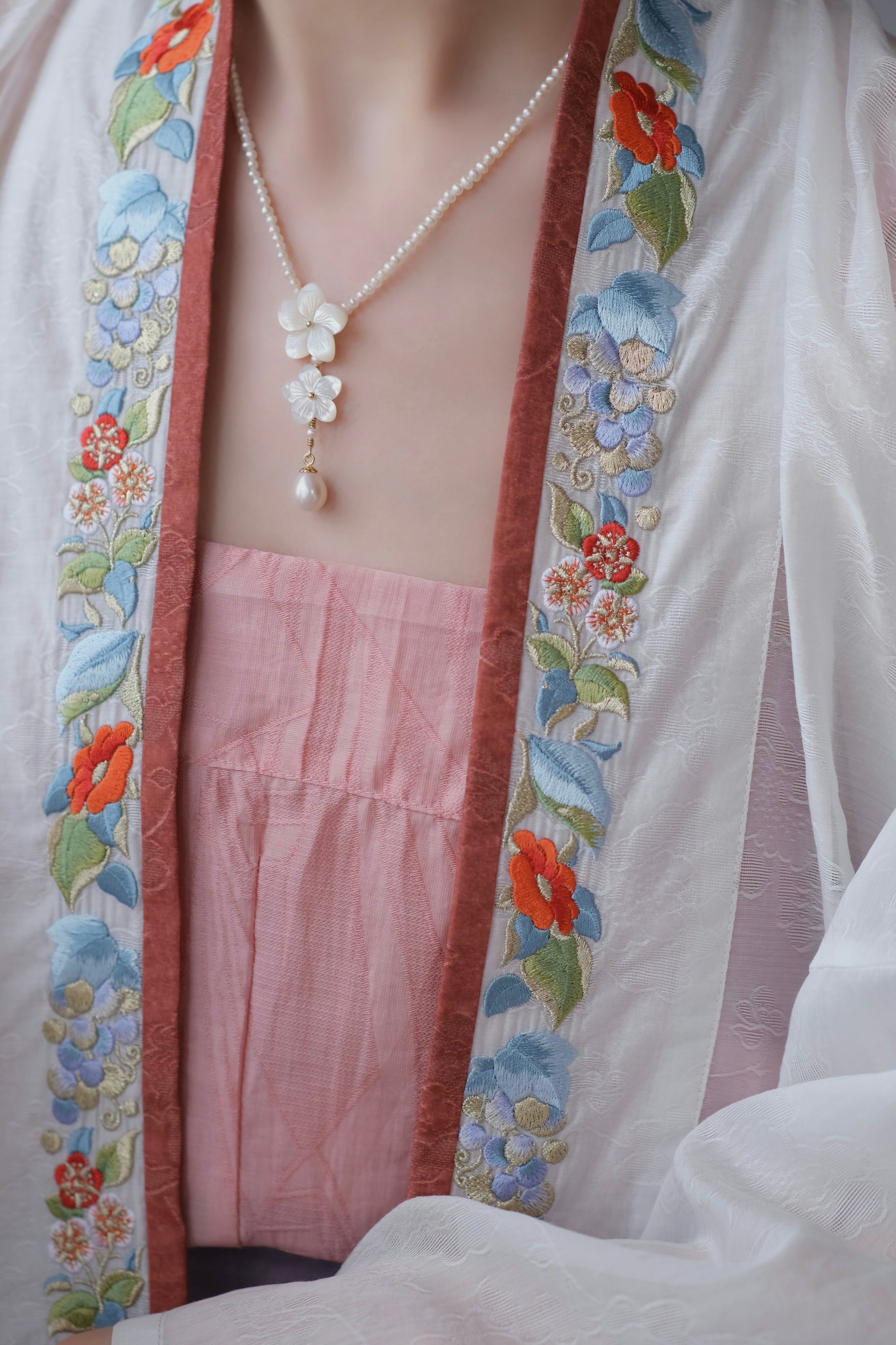 Yi Tiao 一条 Single Strip Song Dynasty Embroidered Floral Duanshan Short Top