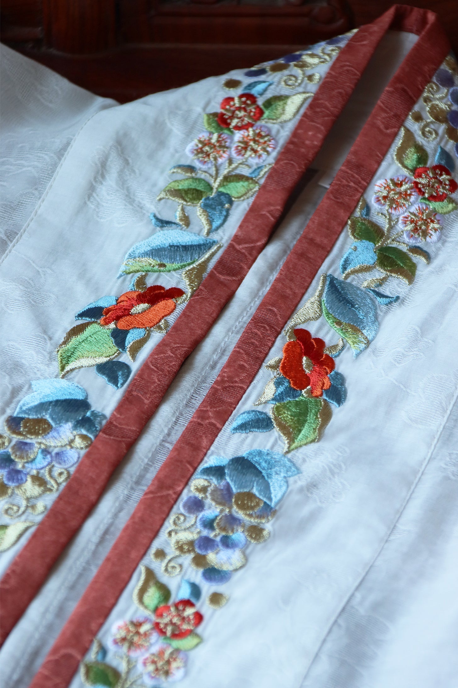 Yi Tiao 一条 Single Strip Song Dynasty Embroidered Floral Duanshan Short Top