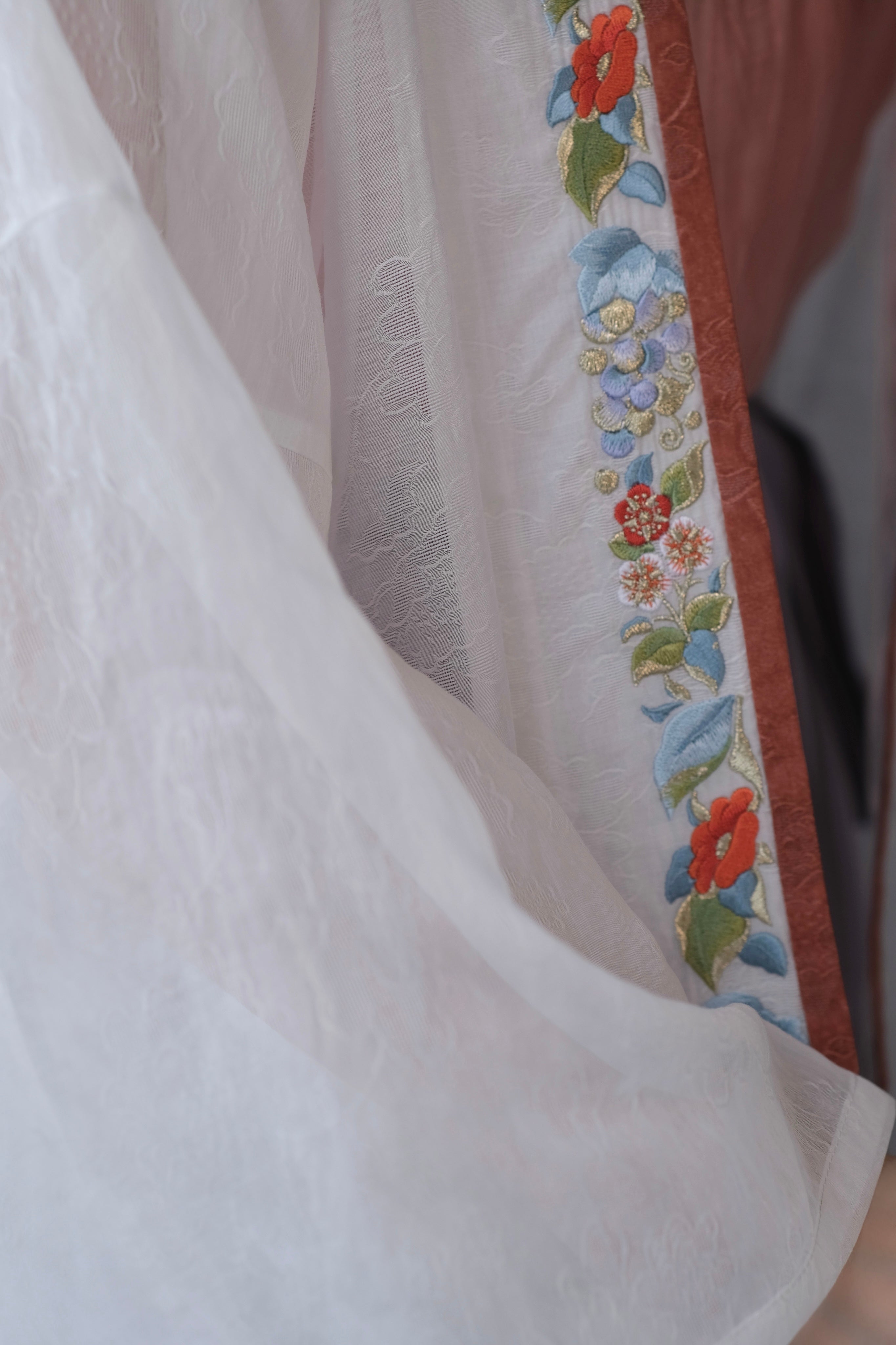 Yi Tiao 一条 Single Strip Song Dynasty Embroidered Floral Duanshan Short Top