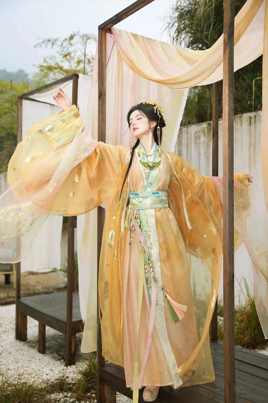 Qi Guang 齐光 Rising Light Fantasy Han Dynasty Golden Zhiju Robe à ourlet droit