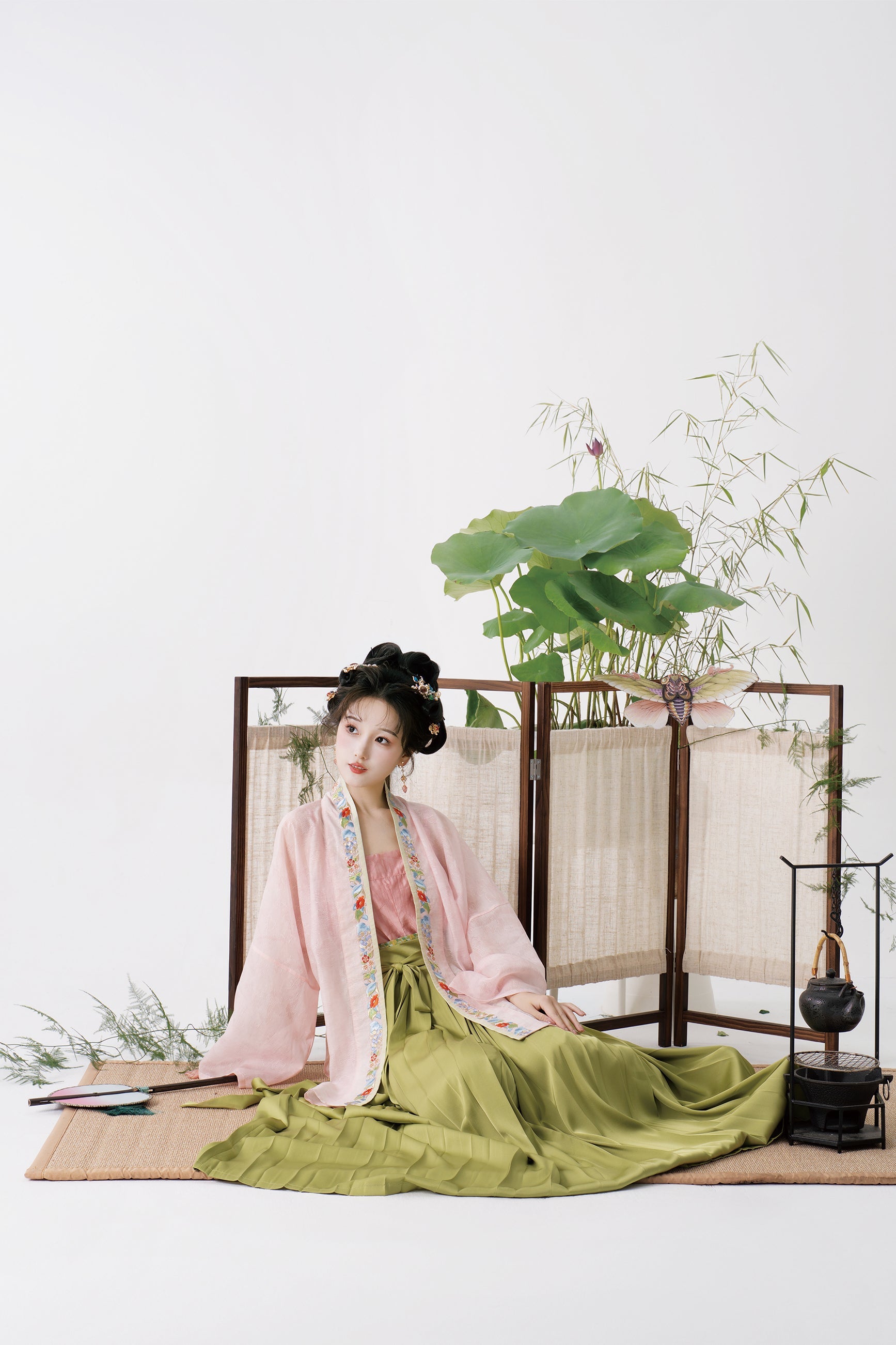 Yi Tiao 一条 Single Strip Song Dynasty Embroidered Floral Duanshan Short Top