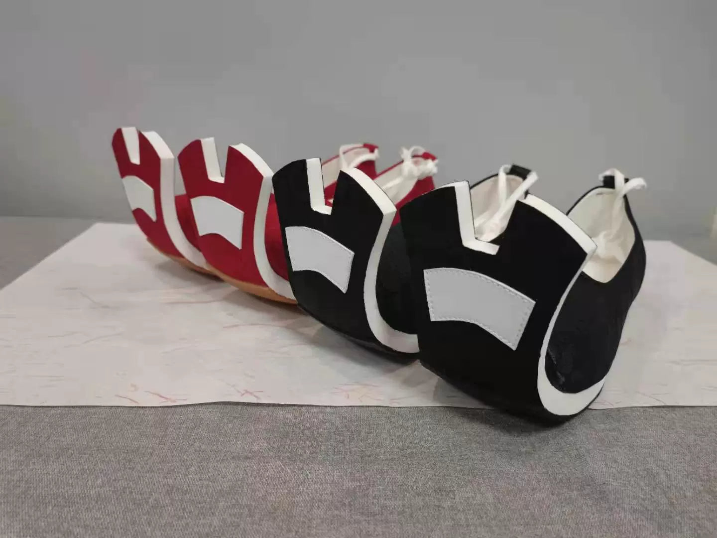 Чу Ди 出土 Раскопала обувь Цяотоу с поднятой головой времен династии Хань