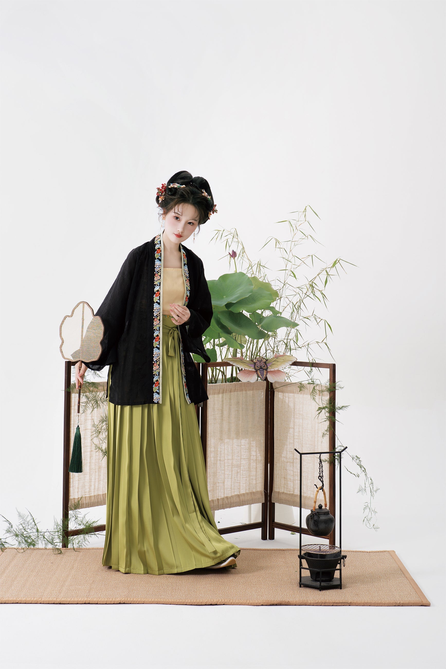 Yi Tiao 一条 Single Strip Song Dynasty Embroidered Floral Duanshan Short Top