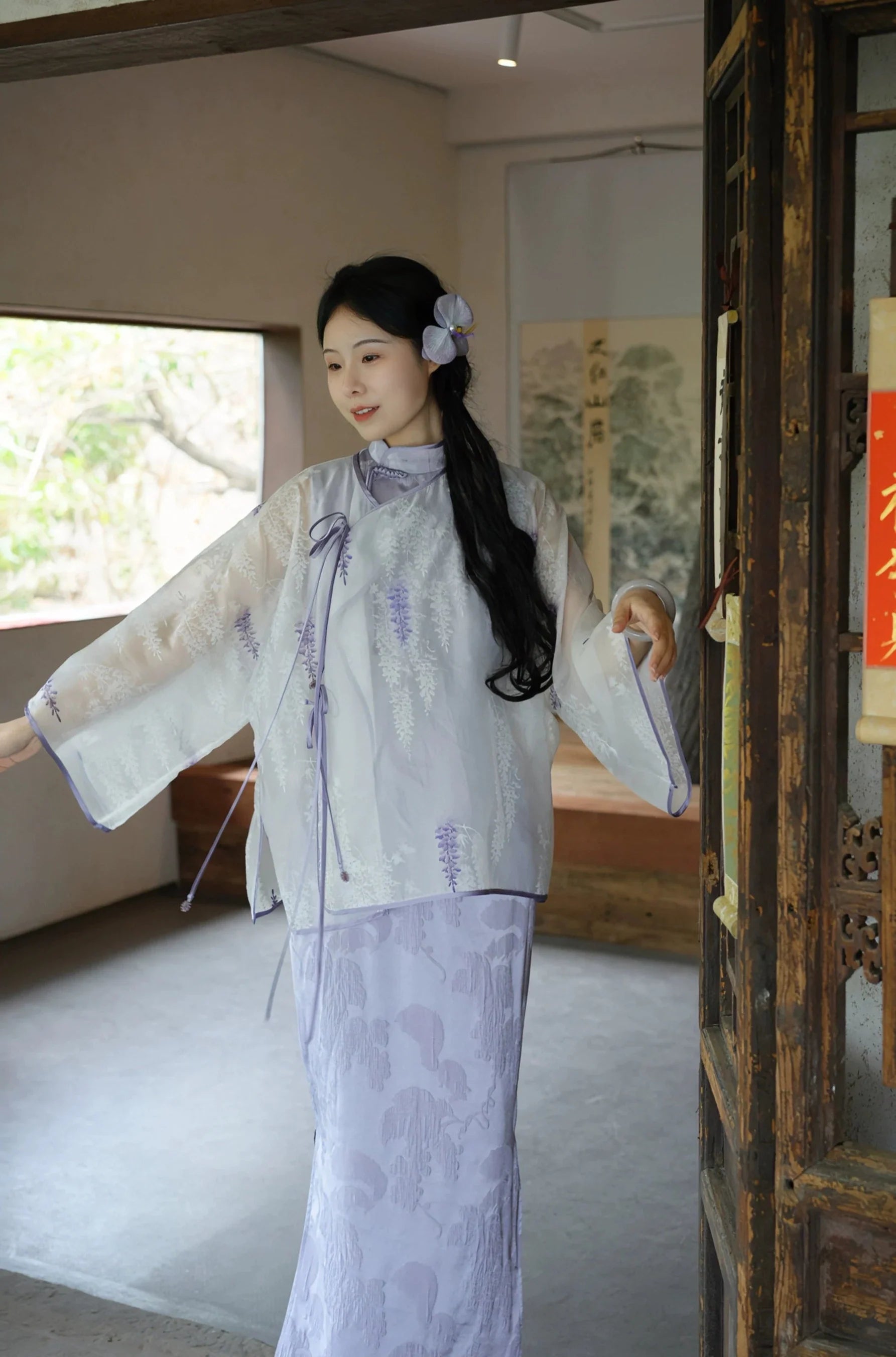 Wu Teng 雾藤 Misty Vine Модернизированное раскрашенное вручную ципао и кардиган из глицинии