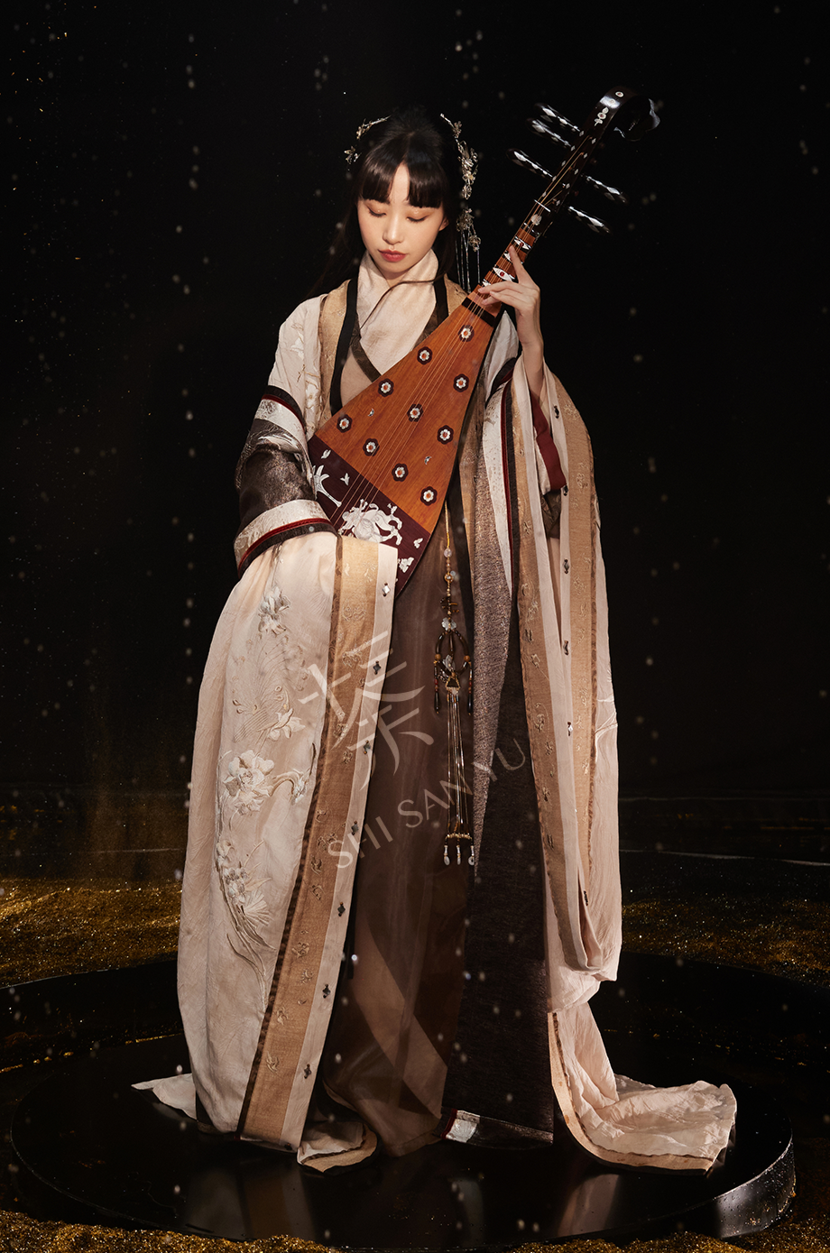 Five String Melody 五弦华韵 Модернизированный комплект халатов из шелкового шелка Quju Zhiju времен династии Хань