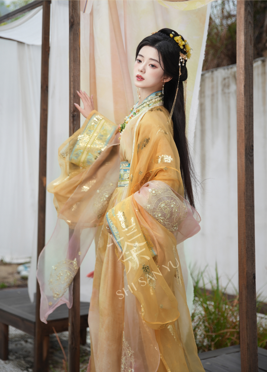 Qi Guang 齐光 Rising Light Fantasy Han Dynasty Golden Zhiju Robe à ourlet droit