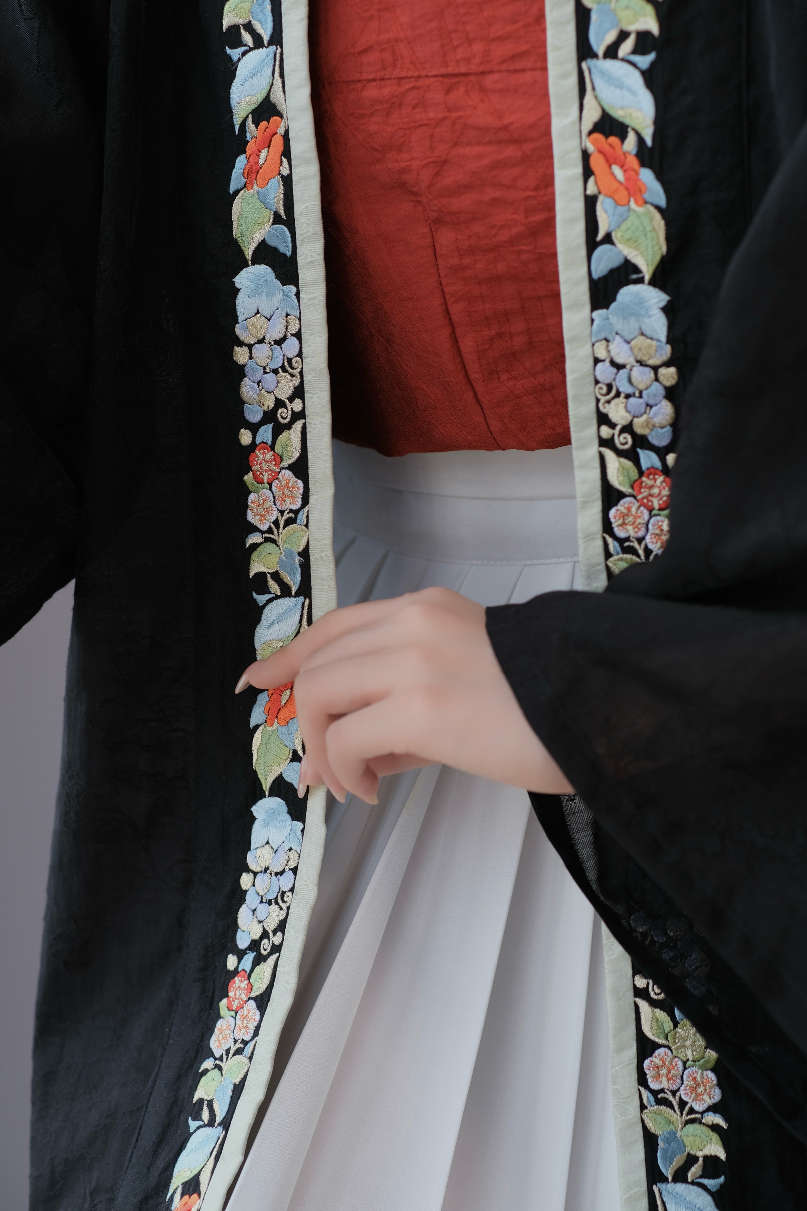 Yi Tiao 一条 Single Strip Song Dynasty Embroidered Floral Duanshan Short Top