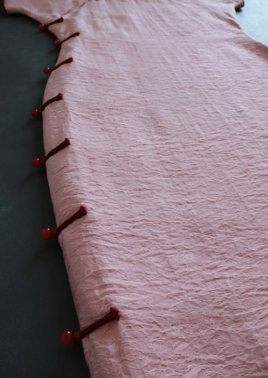 Инь Тао 樱桃 Вишнево-розовый Ципао с короткими рукавами и цветочным узлом 1930-х годов