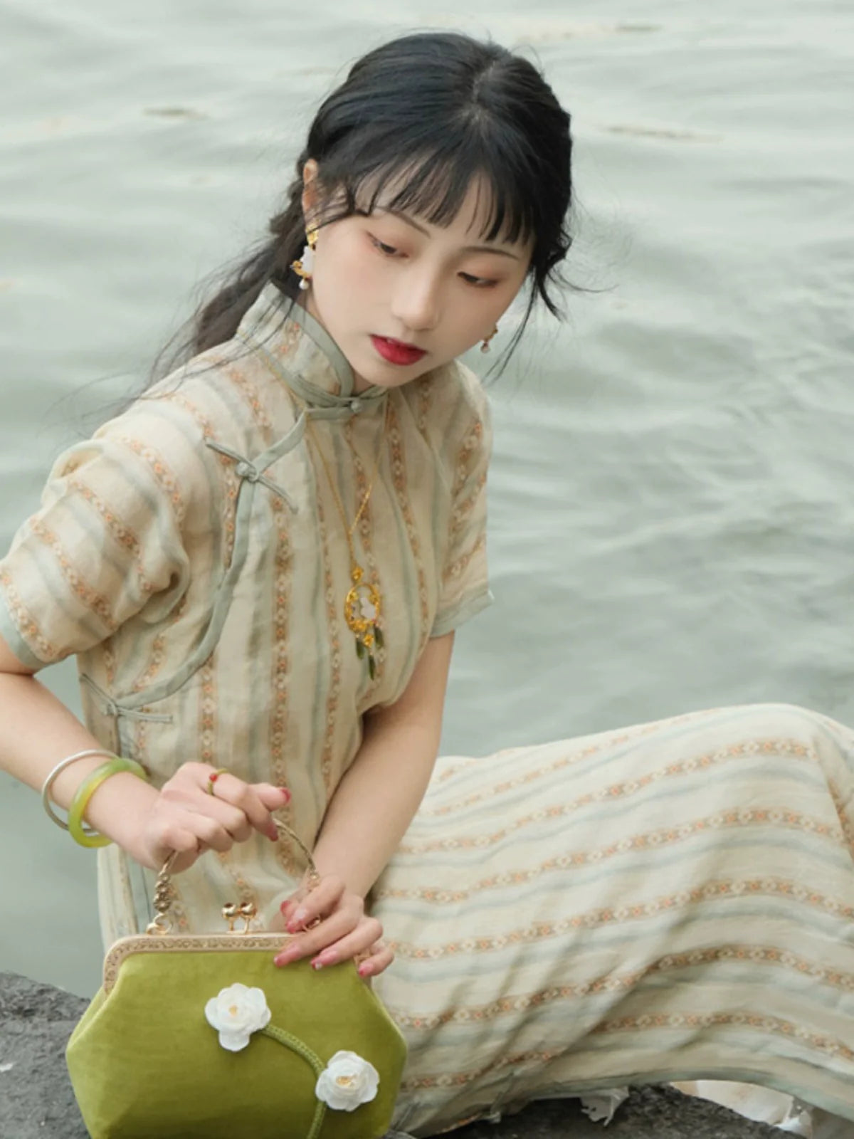 Цай Цао 采草 Сбор трав Ципао с двухслойным растением рами 1930-х годов с короткими рукавами