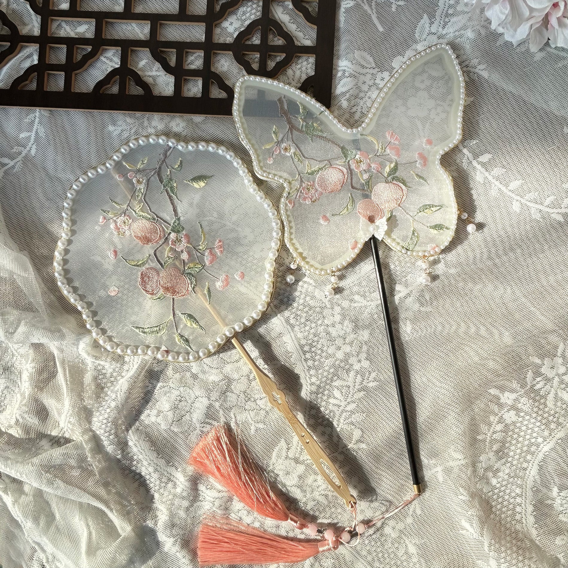 Xian Tao 仙桃 Cadre Papillon Pêche De Montagne Garniture De Perles Éventail Rond Tuanshan