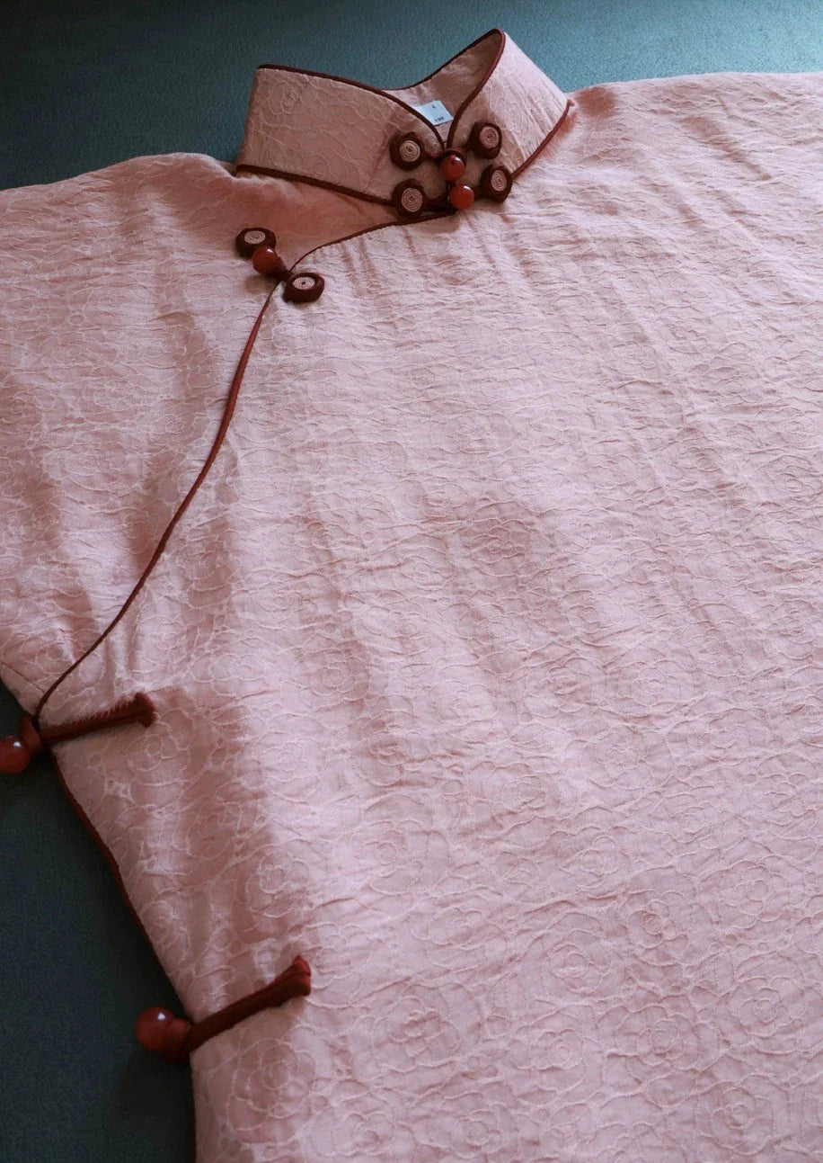 Инь Тао 樱桃 Вишнево-розовый Ципао с короткими рукавами и цветочным узлом 1930-х годов