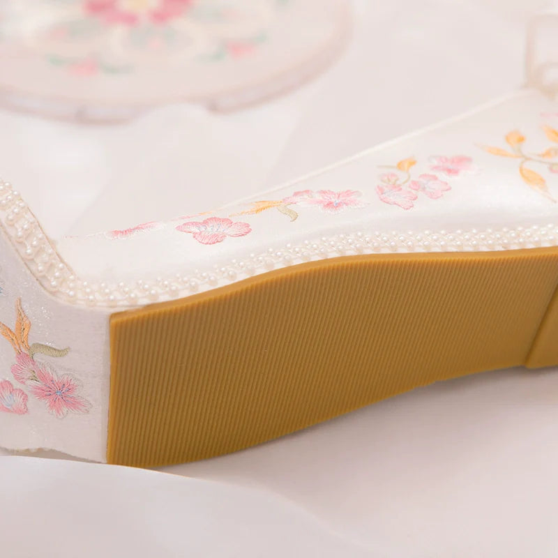 Няо Мин 鸟鸣 Пение птиц династии Тан, туфли Цяотоу с вышивкой и изогнутым носком