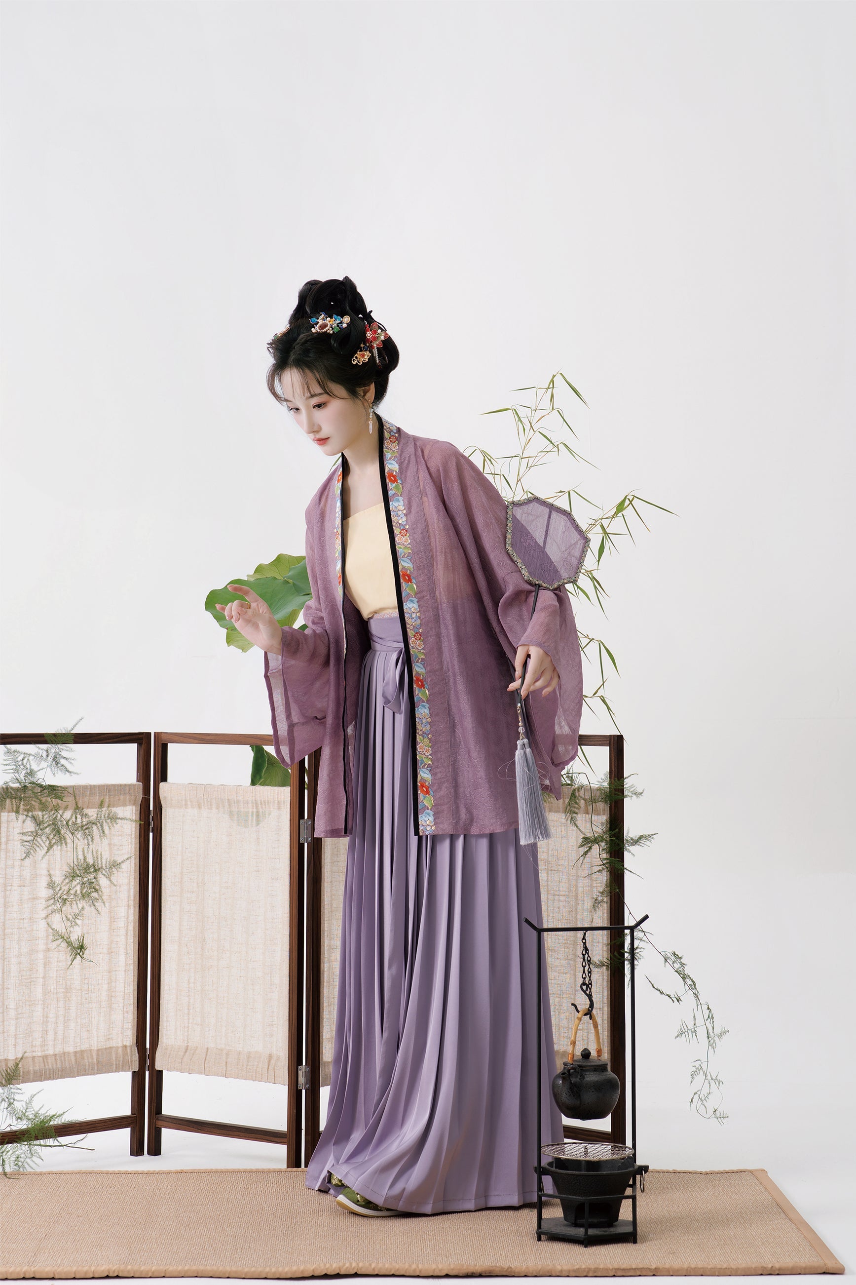 Yi Tiao 一条 Single Strip Song Dynasty Embroidered Floral Duanshan Short Top