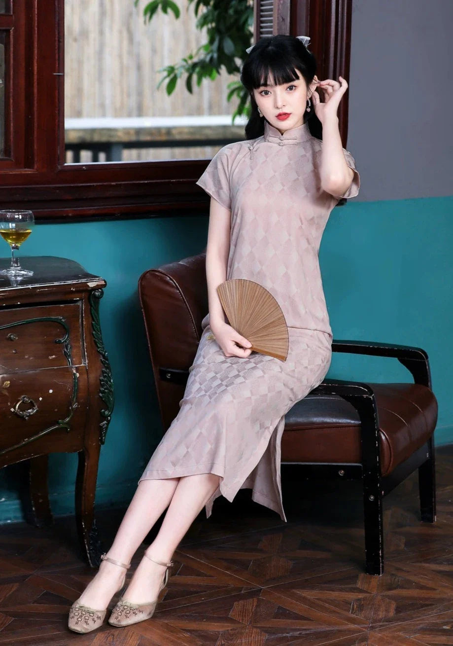 Manchan 曼婵 Qipao d’été rose en satin à motifs des années 1930