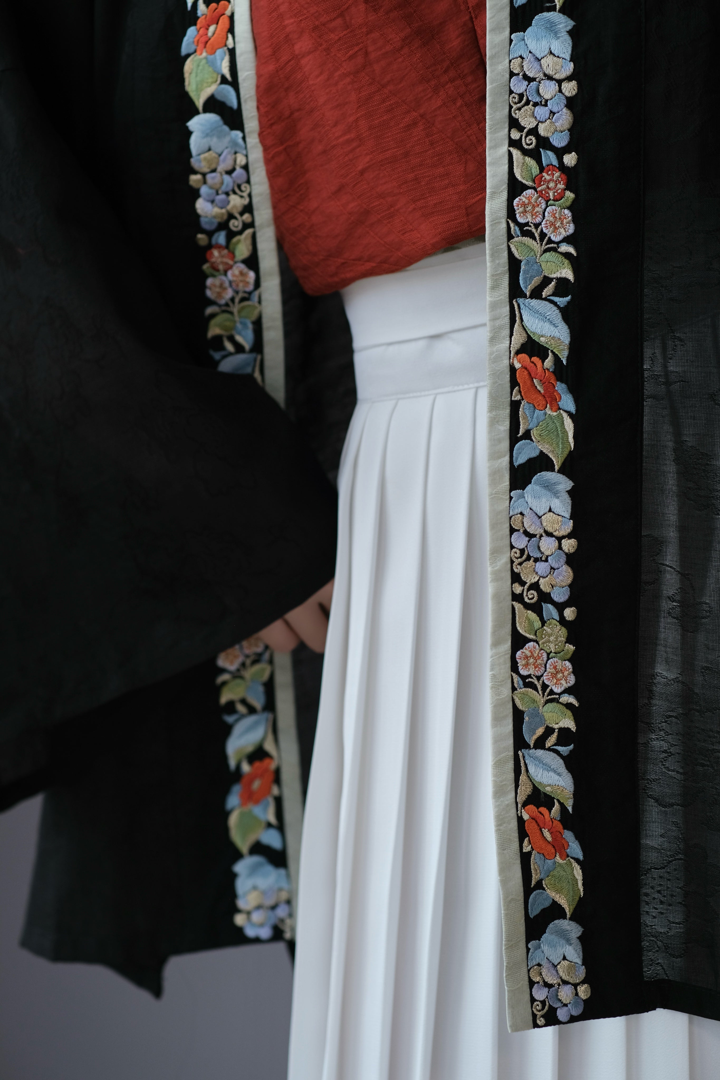 Yi Tiao 一条 Single Strip Song Dynasty Embroidered Floral Duanshan Short Top