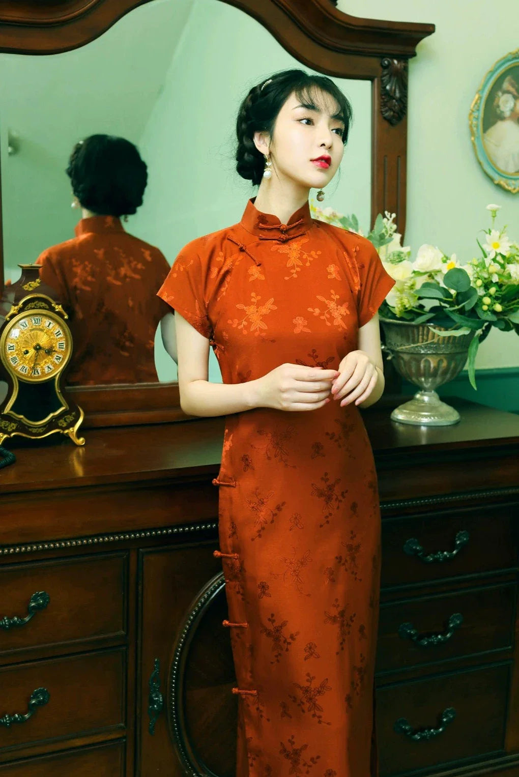 Галстук Сюй 铁锈 Ржаво-красный Ципао из атласа с цветочным принтом 1930-х годов с короткими рукавами