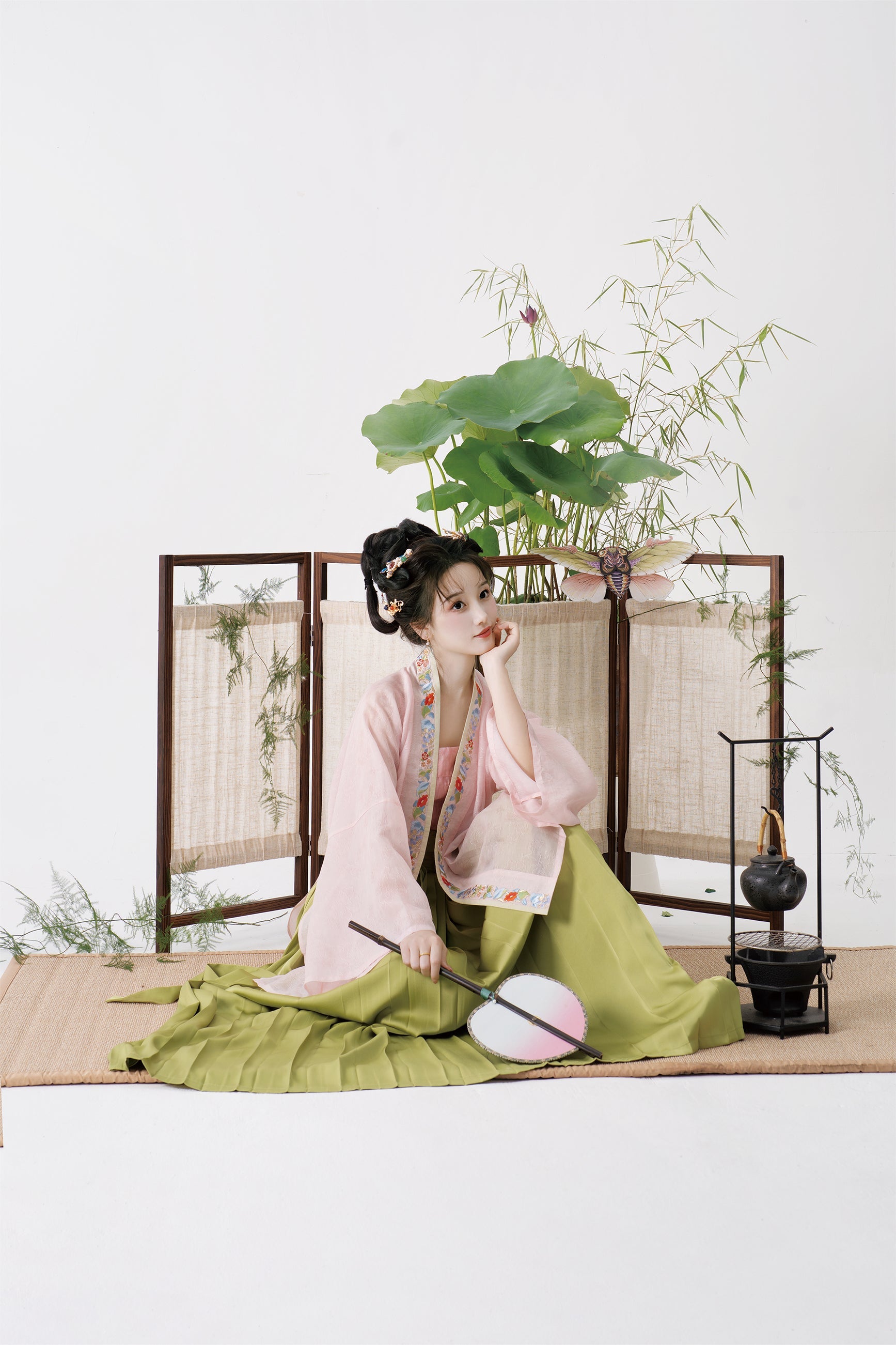 Yi Tiao 一条 Single Strip Song Dynasty Embroidered Floral Duanshan Short Top