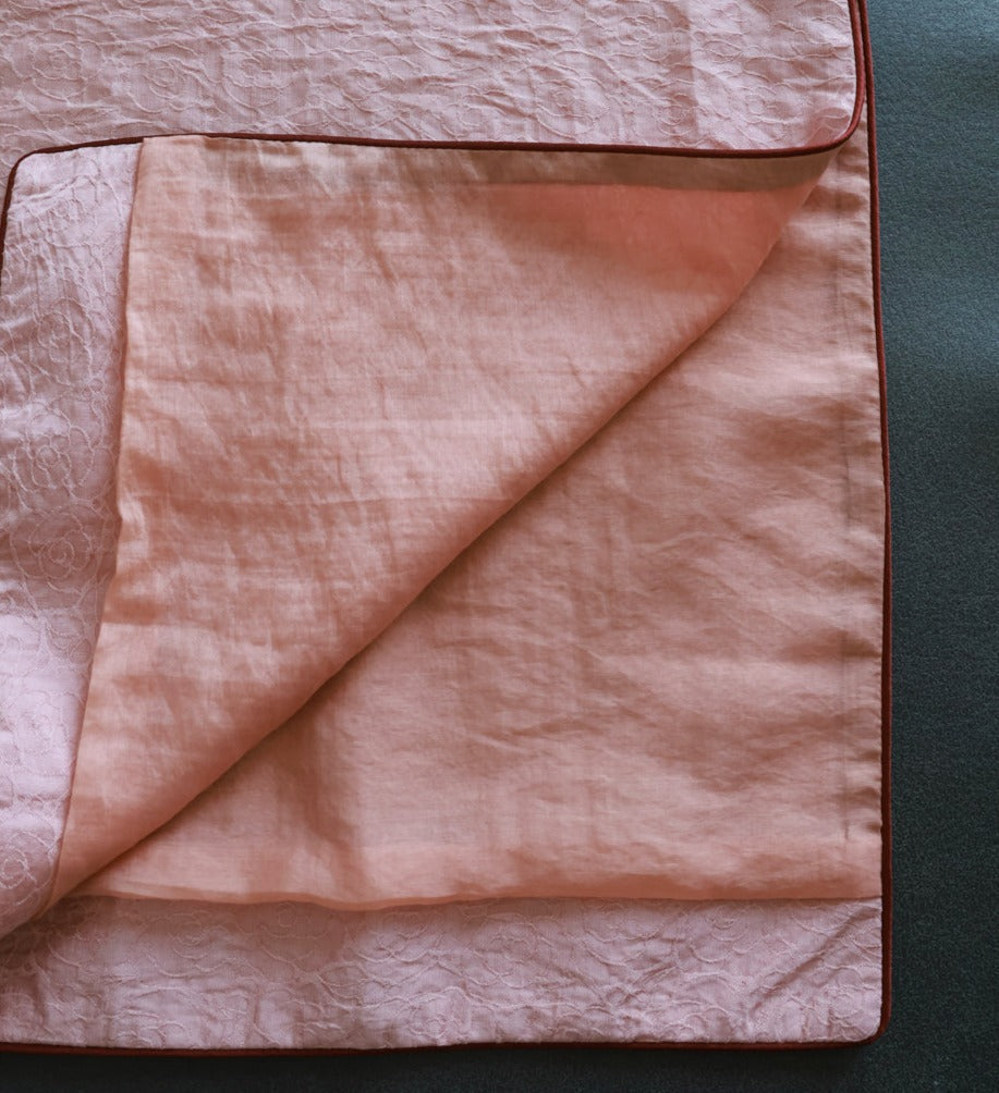 Инь Тао 樱桃 Вишнево-розовый Ципао с короткими рукавами и цветочным узлом 1930-х годов