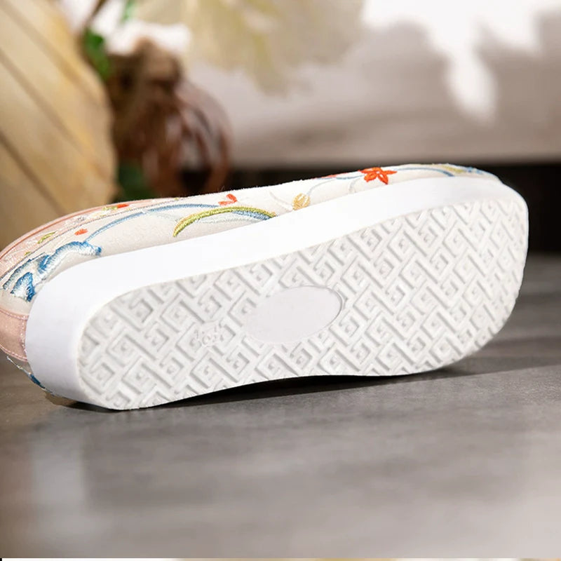 Summer Garden 夏季花园 Qing Dynasty Embroidered Rising Cloud Dengyun Shoes