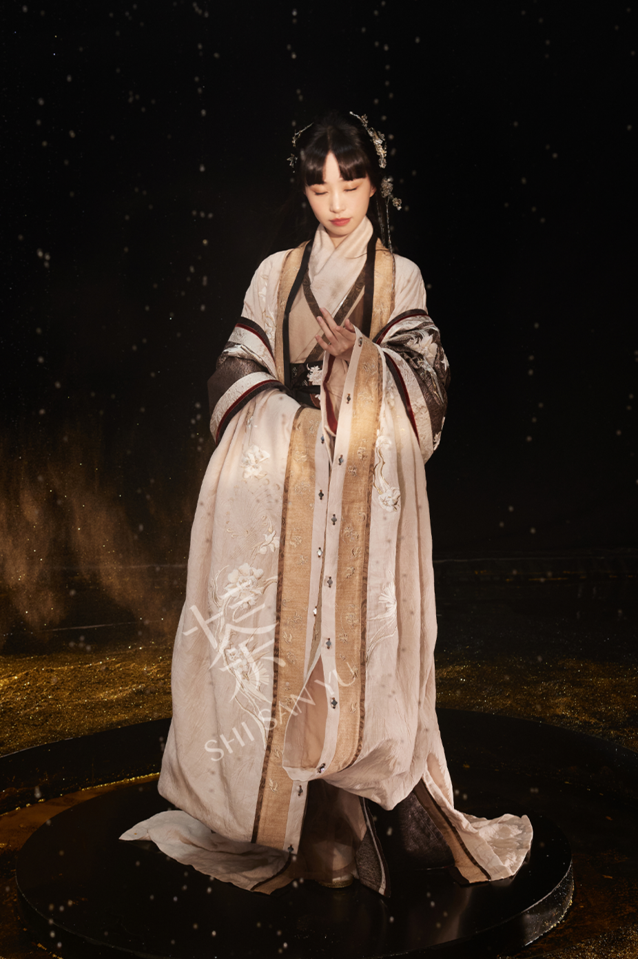 Five String Melody 五弦华韵 Модернизированный комплект халатов из шелкового шелка Quju Zhiju времен династии Хань