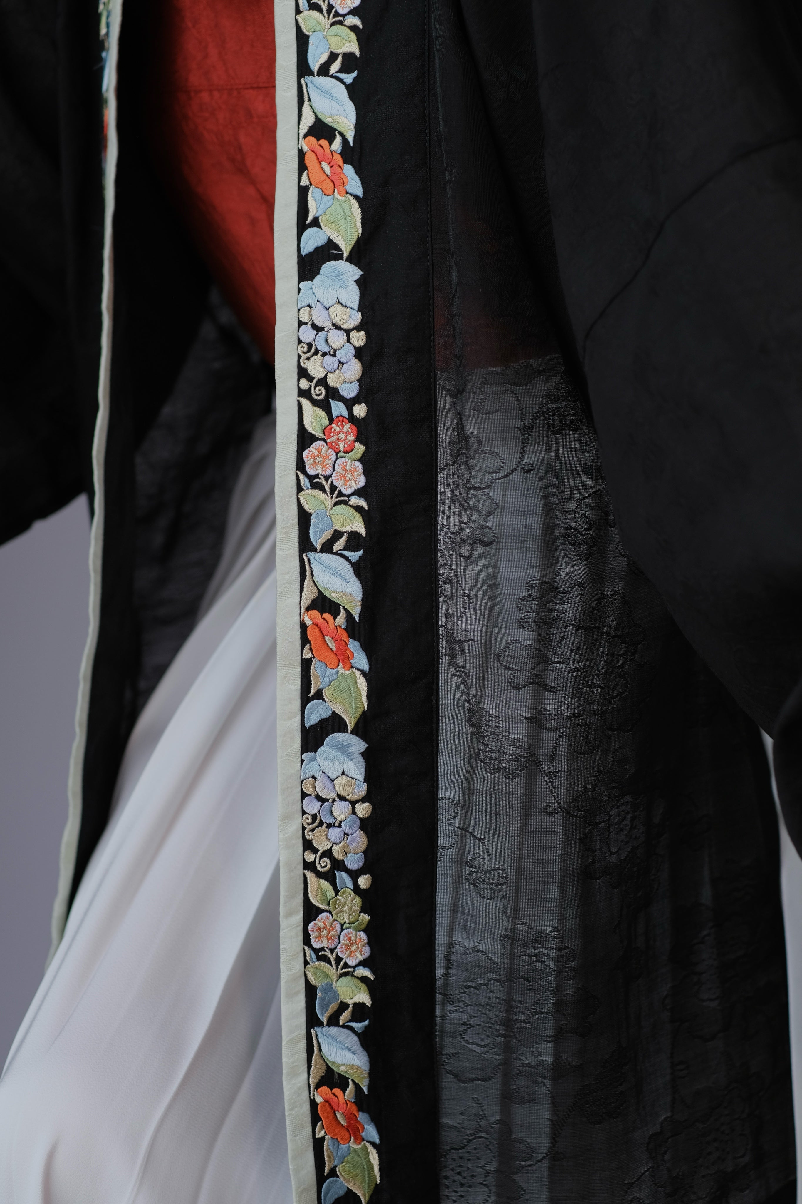 Yi Tiao 一条 Single Strip Song Dynasty Embroidered Floral Duanshan Short Top