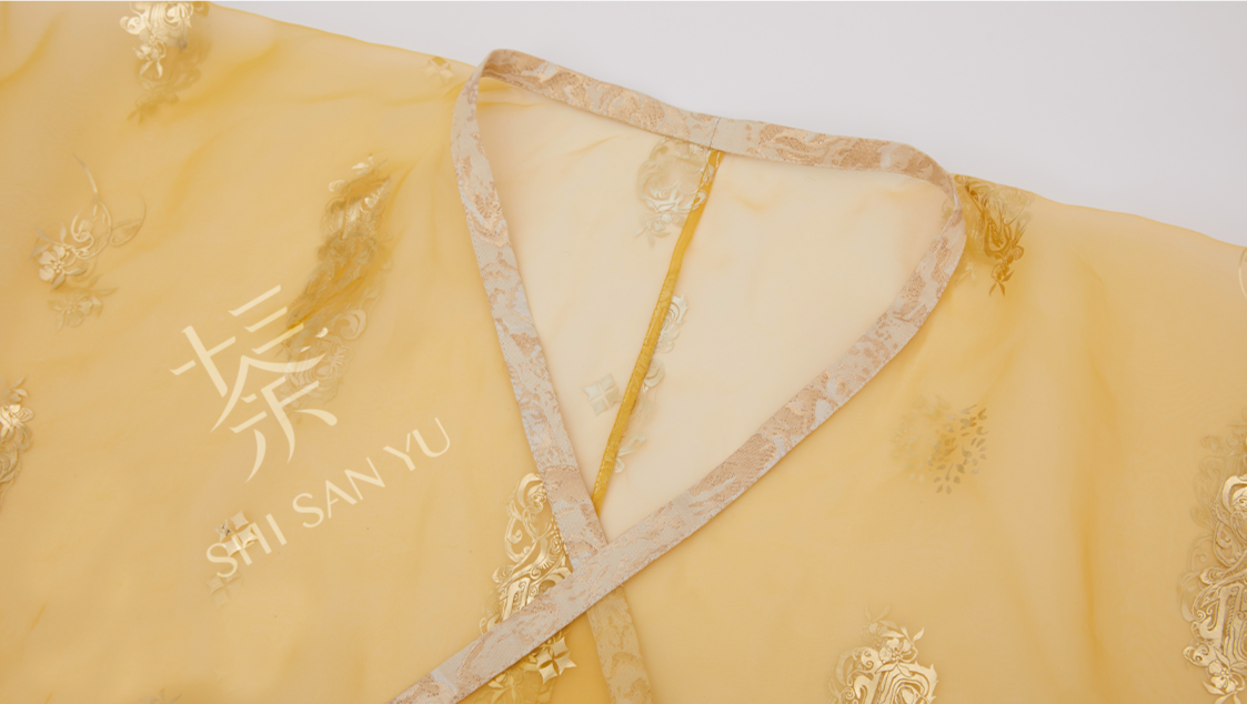 Qi Guang 齐光 Rising Light Fantasy Han Dynasty Golden Zhiju Robe à ourlet droit