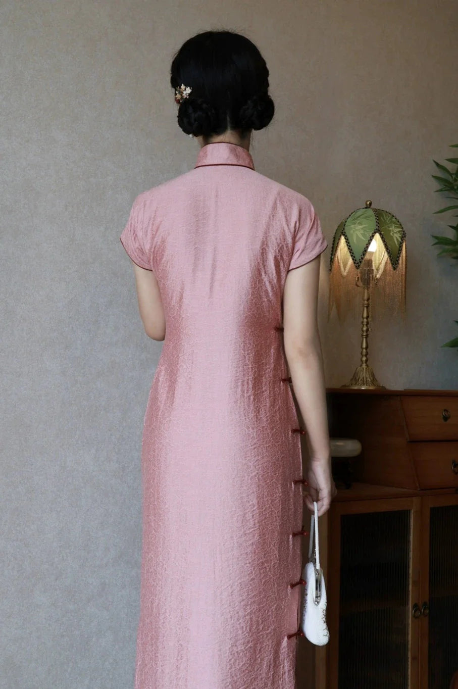 Инь Тао 樱桃 Вишнево-розовый Ципао с короткими рукавами и цветочным узлом 1930-х годов