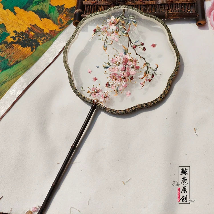 Цзивэй Хуа 紫薇花 Цветок мирта, односторонний вышитый круглый веер Туаньшань