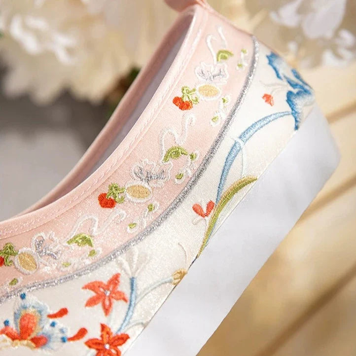Summer Garden 夏季花园 Qing Dynasty Embroidered Rising Cloud Dengyun Shoes