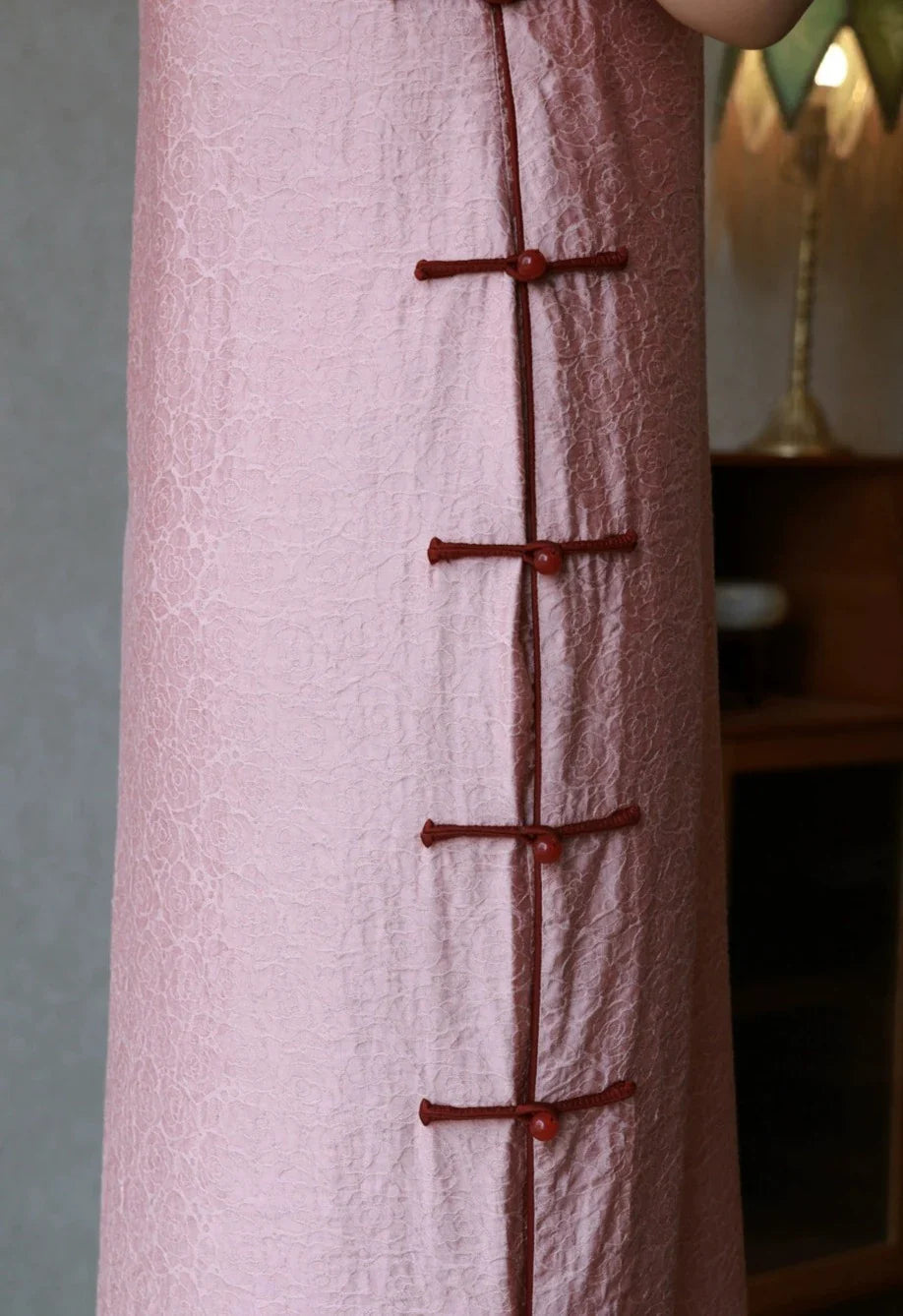 Инь Тао 樱桃 Вишнево-розовый Ципао с короткими рукавами и цветочным узлом 1930-х годов