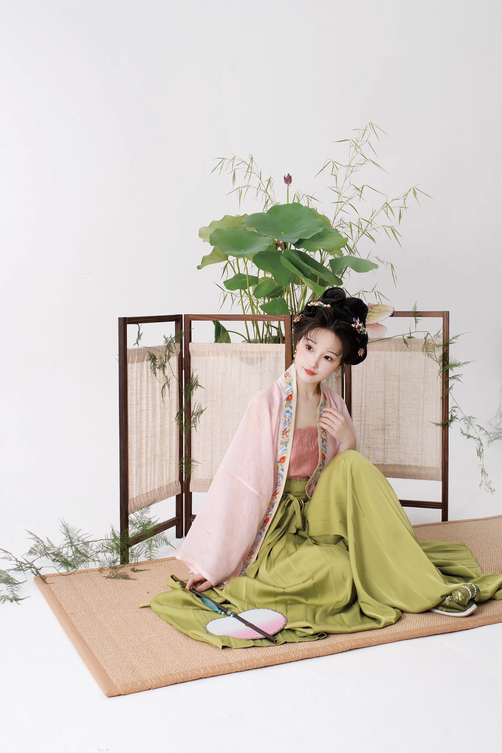 Yi Tiao 一条 Single Strip Song Dynasty Embroidered Floral Duanshan Short Top