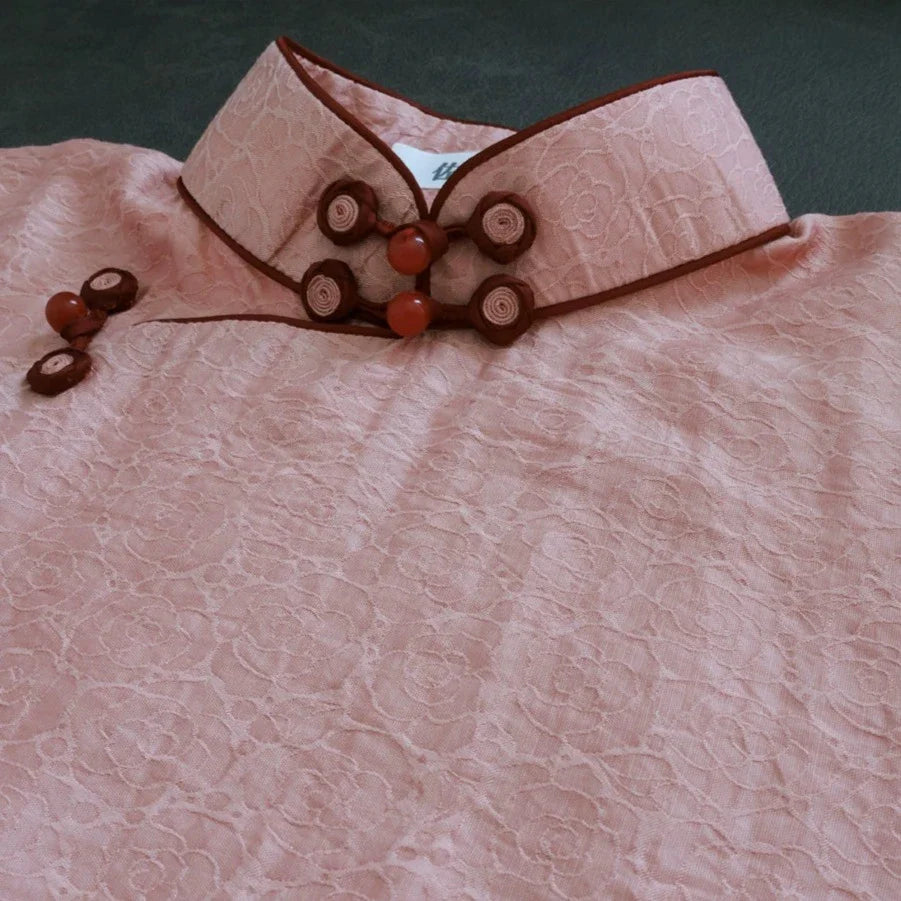 Инь Тао 樱桃 Вишнево-розовый Ципао с короткими рукавами и цветочным узлом 1930-х годов