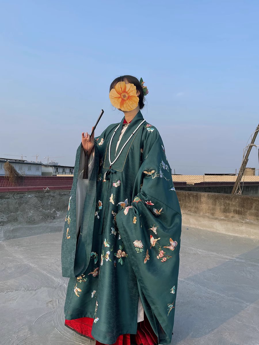 Baidie 百蝶披风 Veste des Cent Papillons Pifeng de la Fin de la Dynastie Ming