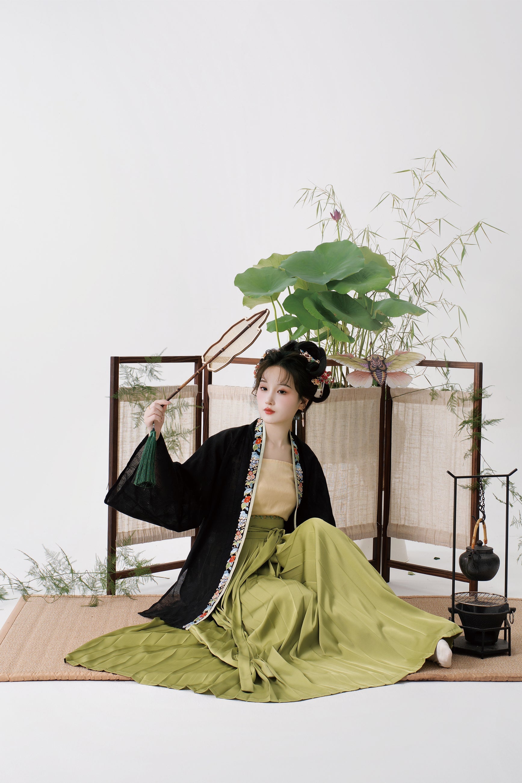 Yi Tiao 一条 Single Strip Song Dynasty Embroidered Floral Duanshan Short Top