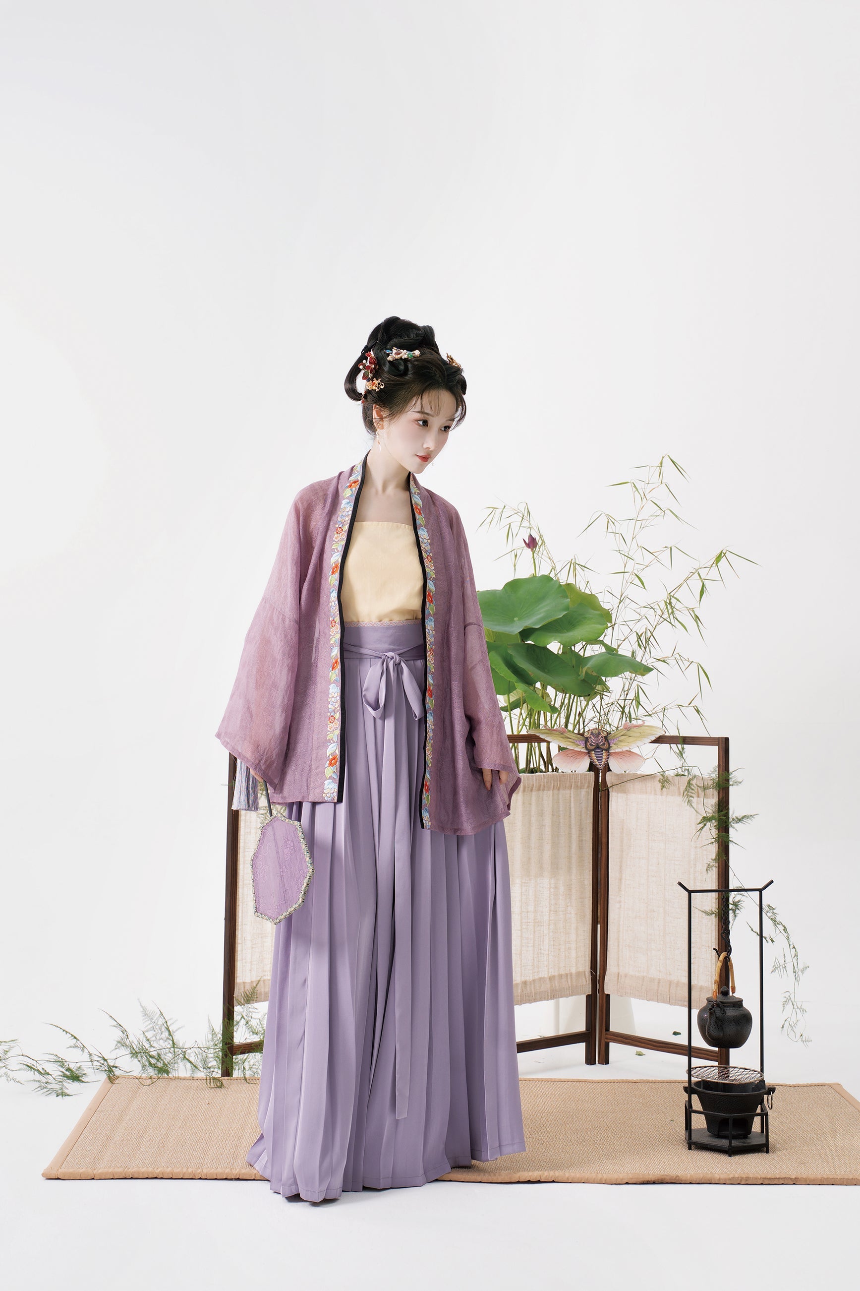 Yi Tiao 一条 Single Strip Song Dynasty Embroidered Floral Duanshan Short Top