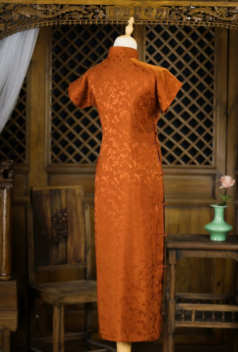 Галстук Сюй 铁锈 Ржаво-красный Ципао из атласа с цветочным принтом 1930-х годов с короткими рукавами