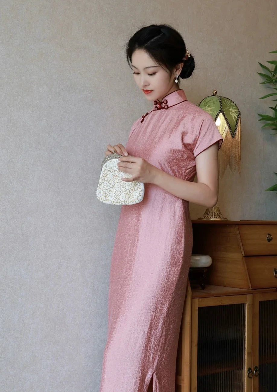 Инь Тао 樱桃 Вишнево-розовый Ципао с короткими рукавами и цветочным узлом 1930-х годов