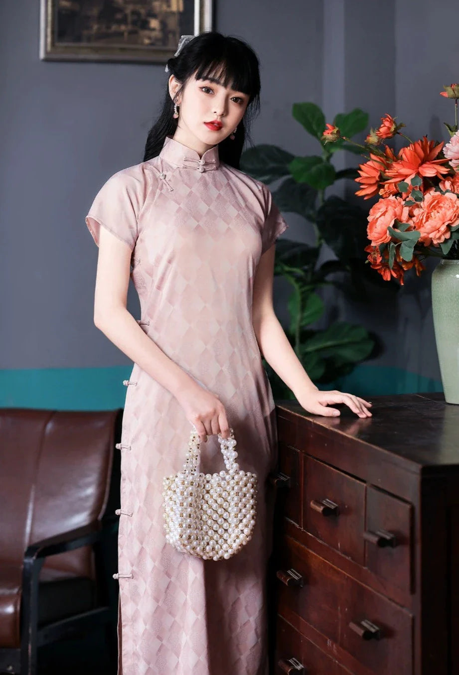 Manchan 曼婵 Qipao d’été rose en satin à motifs des années 1930
