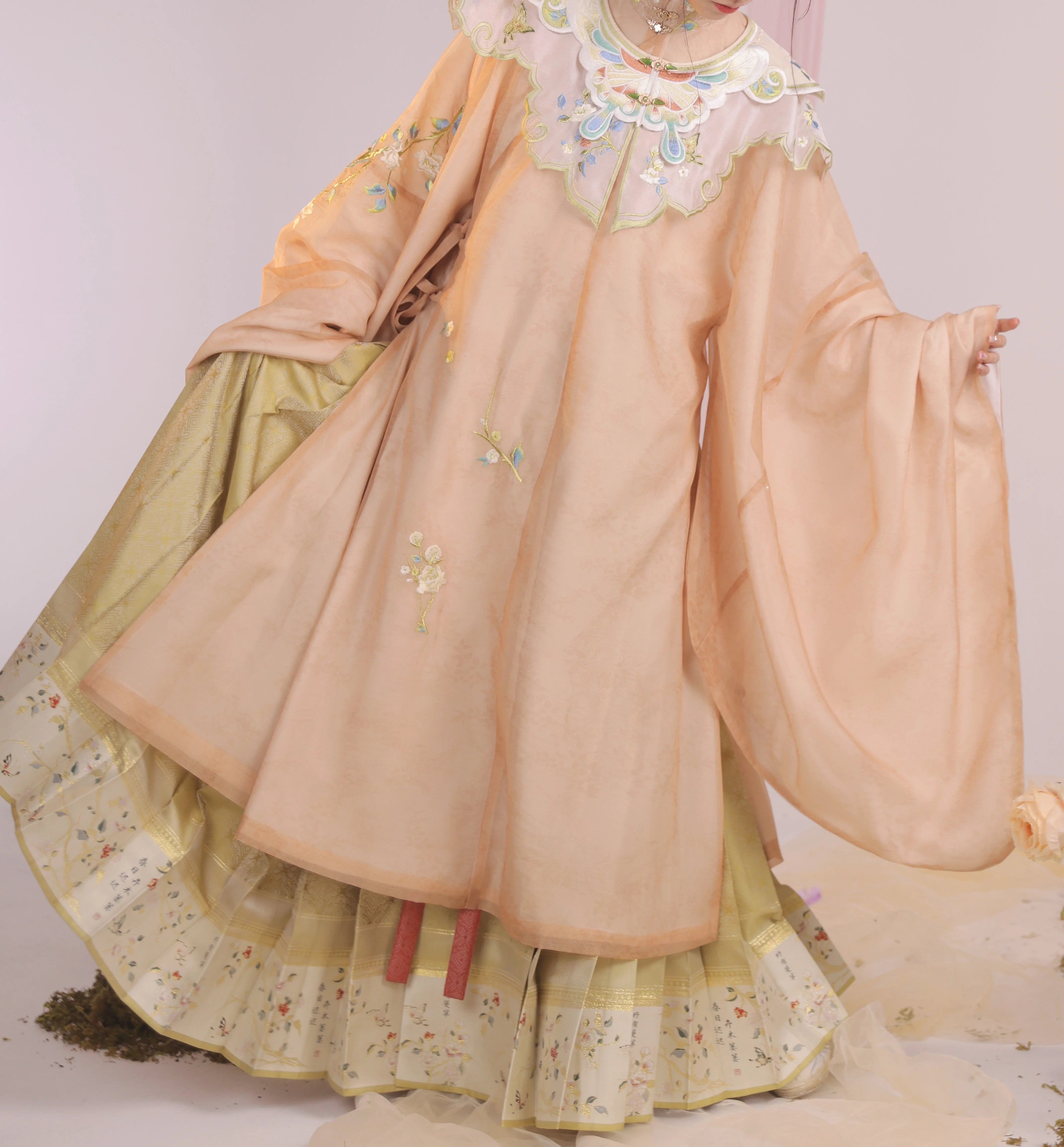 Yeyou Mancao 野有蔓草 Набор с вышитым воротником-облаком в стиле дикой лозы династии Мин Aoqun