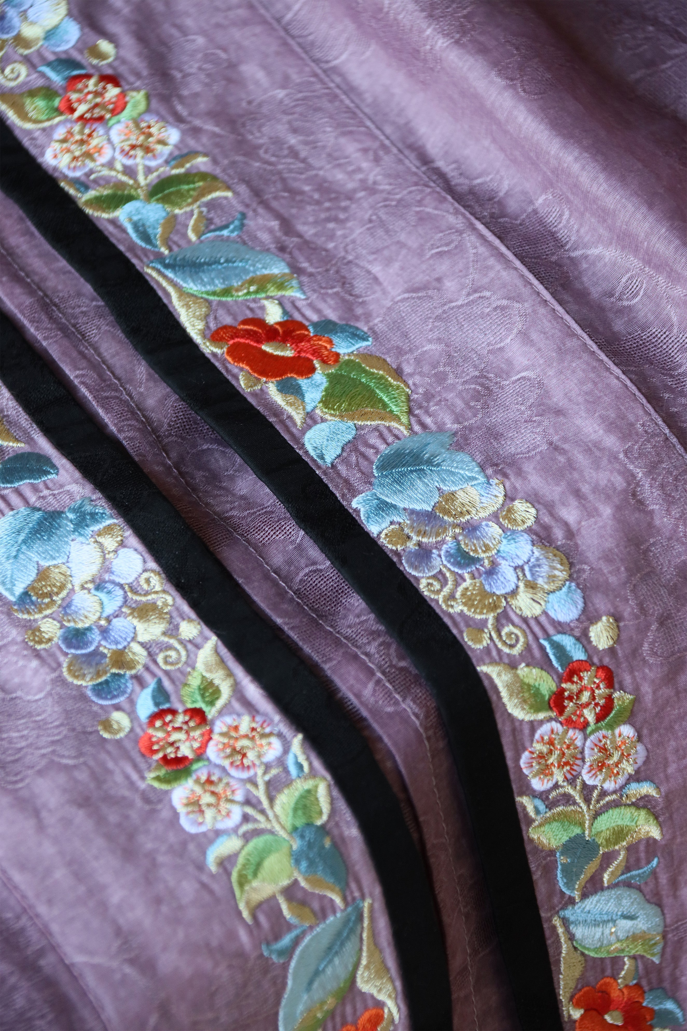 Yi Tiao 一条 Single Strip Song Dynasty Embroidered Floral Duanshan Short Top